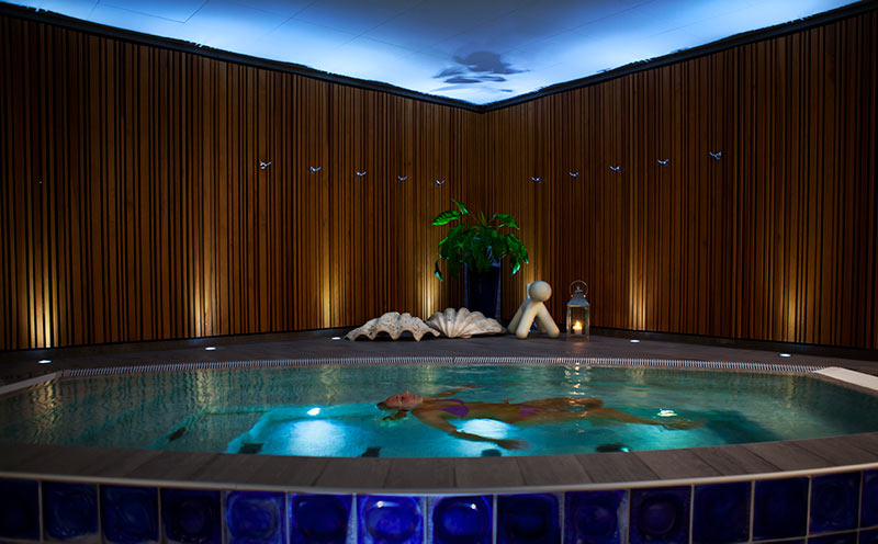 Slappna av i den varma inomhuspoolen