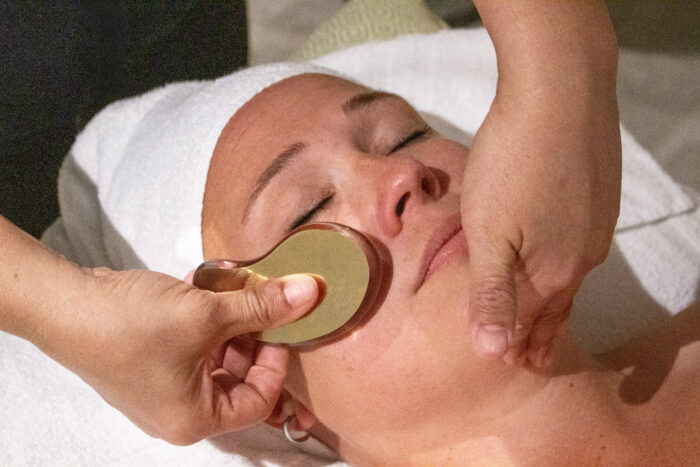 Ansiktsmassage med hett glas